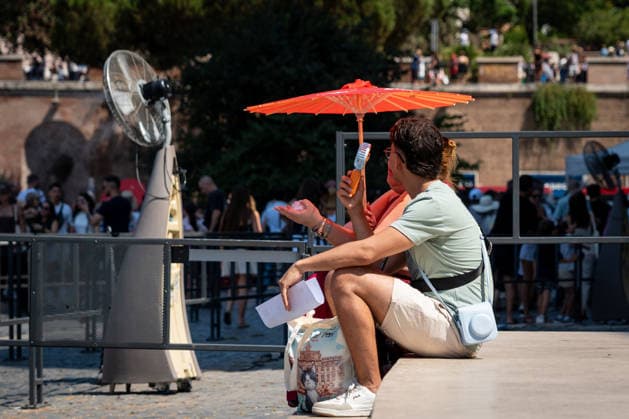 Record heat continues, with all of Italy on high alert for the high temperatures, but tourists are not giving up and crowding the Colosseum and the Spanish Steps in Rome, Italy, on 08 August 2026. Record heat continues, with all of Italy on high alert for the high temperatures, but tourists are not giving up and crowding the Colosseum and the Spanish Steps in Rome, Italy, on 08 August 2026., Credit:Stefano Costantino TTL Stefano Costantino Avalon Italy, Rome Copyright: xStefanoxCostantinoxTTLx xStefanoxCostantinox xAvalonx 1121598708