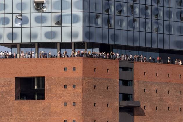 Touristenattraktion, Detailansicht, Touristen auf der Aussichtsplattform Plaza, Elbphilharmonie in der Hafencity im Hafen von Hamburg, Deutschland Tourist attraction, detailed view, tourists on the Plaza observation deck, Elbe Philharmonic Hall in Hafencity in the port of Hamburg, Germany Copyright: imageBROKER ChristopherxTamcke iblcrt18711535