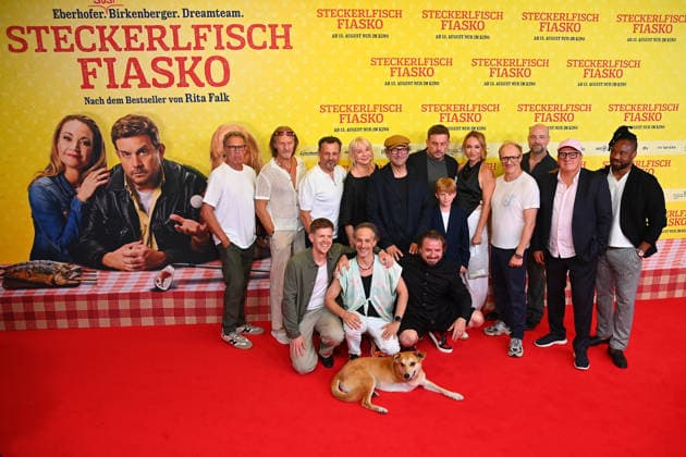 Group photo, cast, actors (from left to right): Christian TRAMITZ, Eisi GULP, Gerhard WITTMANN, Rita FALK,Max SCHMIDT, Sebastian BEZZEL, Pelle KUEFFNER, Lisa Maria POTTHOFF, Simon SCHWARZ, Stephan ZINNER, Thomas KUEGEL, Castro Dokyi AFFUM; front row, from left: Ferdinand HOFER, Michael OSTROWSKI, Daniel CHRISTENSEN, dog Noah. World premier