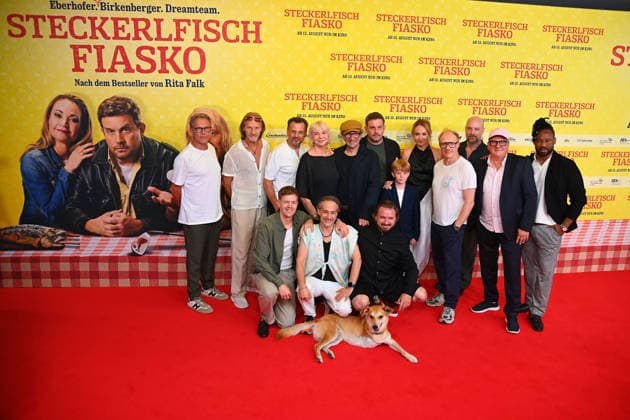 Group photo, cast, actors (from left to right): Christian TRAMITZ, Eisi GULP, Gerhard WITTMANN, Rita FALK,Max SCHMIDT, Sebastian BEZZEL, Pelle KUEFFNER, Lisa Maria POTTHOFF, Simon SCHWARZ, Stephan ZINNER, Thomas KUEGEL, Castro Dokyi AFFUM; front row, from left: Ferdinand HOFER, Michael OSTROWSKI, Daniel CHRISTENSEN, dog Noah. World premier