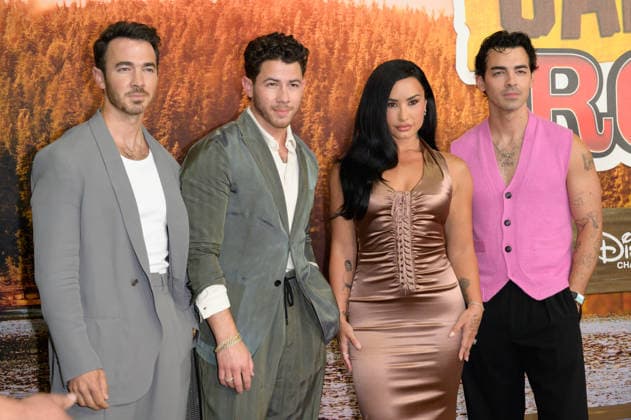 BURBANK, USA, August 10, 2026: Kevin Jonas, Nick Jonas, Demi Lovato, and Joe Jonas at the world premiere of Disney s *Camp Rock 3* at the Walt Disney Studio Lot. Photo by Paul Smith, Featureflash 458817, August 10, 2026, Burbank, CA Copyright: xPaulxSmithx xFeaturesxFlashx xStarfacex STAR_458817_021