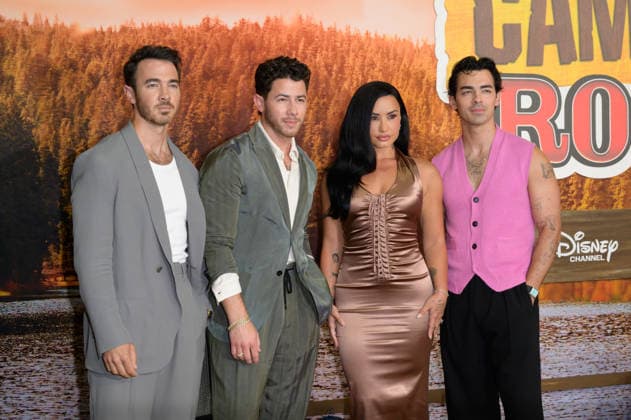 BURBANK, USA, August 10, 2026: Kevin Jonas, Nick Jonas, Demi Lovato, and Joe Jonas at the world premiere of Disney s *Camp Rock 3* at the Walt Disney Studio Lot. Photo by Paul Smith, Featureflash 458817, August 10, 2026, Burbank, CA Copyright: xPaulxSmithx xFeaturesxFlashx xStarfacex STAR_458817_025