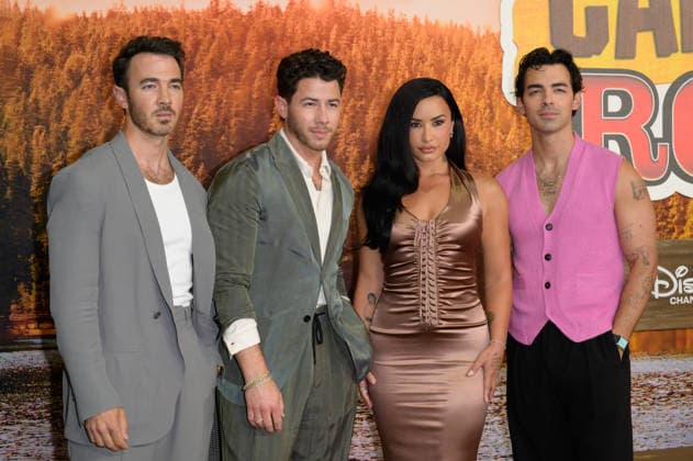 BURBANK, USA, August 10, 2026: Kevin Jonas, Nick Jonas, Demi Lovato, and Joe Jonas at the world premiere of Disney s *Camp Rock 3* at the Walt Disney Studio Lot. Photo by Paul Smith, Featureflash 458817, August 10, 2026, Burbank, CA Copyright: xPaulxSmithx xFeaturesxFlashx xStarfacex STAR_458817_026
