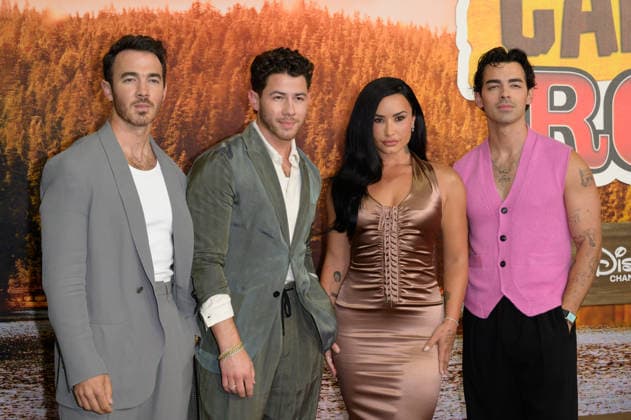 BURBANK, USA, August 10, 2026: Kevin Jonas, Nick Jonas, Demi Lovato, and Joe Jonas at the world premiere of Disney s *Camp Rock 3* at the Walt Disney Studio Lot. Photo by Paul Smith, Featureflash 458817, August 10, 2026, Burbank, CA Copyright: xPaulxSmithx xFeaturesxFlashx xStarfacex STAR_458817_027