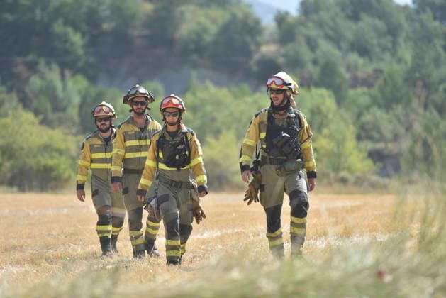 The wildfire in Las Penas de Riglos, Huesca, continues to spread, with 3,500 hectares burned and more than 500 people evacuated. Firefighters are working to extinguish the wildfire in Las Penas de Riglos, as of August 11, 2026, in Las Penas de Riglos, Hoya de Huesca, Huesca, Aragon, Spain. The wildfire that began on Monday, August 10, in the municipality of Las Penas de Riglos, Huesca, continues to spread on Tuesday, with some 3,500 hectares burned and a total of 156 people evacuated. This morning, the evacuation of Bailo, Alastuey, and Larués was ordered. AUGUST 11, 2026. Veró, Huesca, Aragon, Huesca, Aragon, Spain Copyright: xVeronicaxLacasax 7709875
