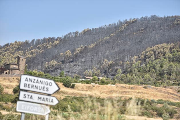The wildfire in Las Penas de Riglos, Huesca, continues to spread, with 3,500 hectares burned and more than 500 people evacuated. View of the scorched areas left in the wake of the Las Penas de Riglos wildfire, on August 11, 2026, in Las Penas de Riglos, Hoya de Huesca, Huesca, Aragon, Spain. The wildfire that began on Monday, August 10, in the municipality of Las Penas de Riglos, Huesca, continues to spread on Tuesday, with some 3,500 hectares burned and a total of 156 people evacuated. This morning, the evacuation of Bailo, Alastuey, and Larués was ordered. AUGUST 11, 2026. Veró, Huesca, Aragon, Huesca, Aragon, Spain Copyright: xVeronicaxLacasax 7709886