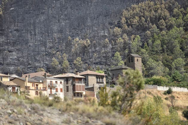 The wildfire in Las Penas de Riglos, Huesca, continues to spread, with 3,500 hectares burned and more than 500 people evacuated. View of the scorched areas left in the wake of the Las Penas de Riglos wildfire, on August 11, 2026, in Las Penas de Riglos, Hoya de Huesca, Huesca, Aragon, Spain. The wildfire that began on Monday, August 10, in the municipality of Las Penas de Riglos, Huesca, continues to spread on Tuesday, with some 3,500 hectares burned and a total of 156 people evacuated. This morning, the evacuation of Bailo, Alastuey, and Larués was ordered. AUGUST 11, 2026. Veró, Huesca, Aragon, Huesca, Aragon, Spain Copyright: xVeronicaxLacasax 7709888