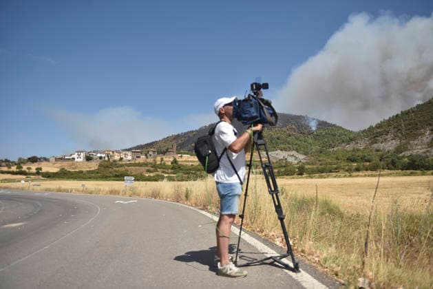 The wildfire in Las Penas de Riglos, Huesca, continues to spread, with 3,500 hectares burned and more than 500 people evacuated. View of the wildfire in Las Penas de Riglos on August 11, 2026, in Las Penas de Riglos, Hoya de Huesca, Huesca, Aragon, Spain. The wildfire that began on Monday, August 10, in the municipality of Las Penas de Riglos, Huesca, continues to spread on Tuesday, with some 3,500 hectares burned and a total of 156 people evacuated. This morning, the evacuation of Bailo, Alastuey, and Larués was ordered. AUGUST 11, 2026. Veró, Huesca, Aragon, Huesca, Aragon, Spain Copyright: xVeronicaxLacasax 7709889