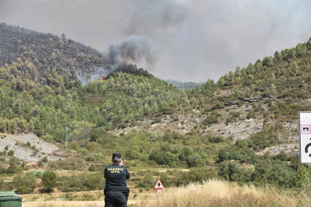 The wildfire in Las Penas de Riglos, Huesca, continues to spread, with 3,500 hectares burned and more than 500 people evacuated. View of the wildfire in Las Penas de Riglos on August 11, 2026, in Las Penas de Riglos, Hoya de Huesca, Huesca, Aragon, Spain. The wildfire that began on Monday, August 10, in the municipality of Las Penas de Riglos, Huesca, continues to spread on Tuesday, with some 3,500 hectares burned and a total of 156 people evacuated. This morning, the evacuation of Bailo, Alastuey, and Larués was ordered. AUGUST 11, 2026. Veró, Huesca, Aragon, Huesca, Aragon, Spain Copyright: xVeronicaxLacasax 7709892