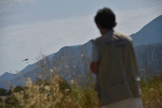 The wildfire in Las Penas de Riglos, Huesca, continues to spread, with 3,500 hectares burned and more than 500 people evacuated. A water-bombing helicopter is working to extinguish the wildfire in Las Penas de Riglos, on August 11, 2026, in Las Penas de Riglos, Hoya de Huesca, Huesca, Aragon, Spain. The wildfire that began on Monday, August 10, in the municipality of Las Penas de Riglos, Huesca, continues to spread on Tuesday, with some 3,500 hectares burned and a total of 156 people evacuated. This morning, the evacuation of Bailo, Alastuey, and Larués was ordered. AUGUST 11, 2026. Veró, Huesca, Aragon, Huesca, Aragon, Spain Copyright: xVeronicaxLacasax 7709867