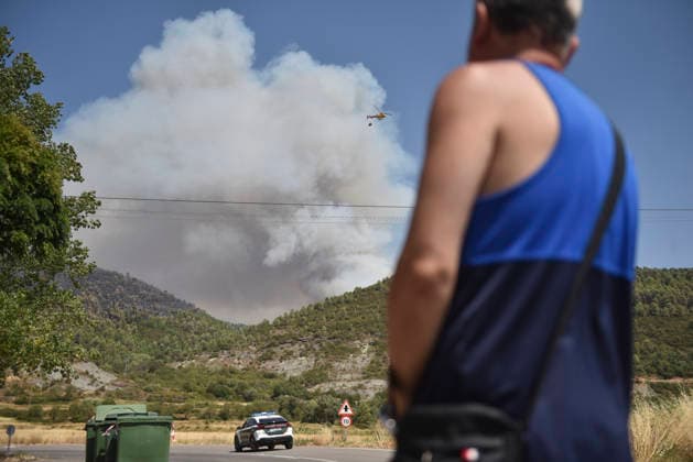 The wildfire in Las Penas de Riglos, Huesca, continues to spread, with 3,500 hectares burned and more than 500 people evacuated. A water-bombing helicopter is working to extinguish the wildfire in Las Penas de Riglos, on August 11, 2026, in Las Penas de Riglos, Hoya de Huesca, Huesca, Aragon, Spain. The wildfire that began on Monday, August 10, in the municipality of Las Penas de Riglos, Huesca, continues to spread on Tuesday, with some 3,500 hectares burned and a total of 156 people evacuated. This morning, the evacuation of Bailo, Alastuey, and Larués was ordered. AUGUST 11, 2026. Veró, Huesca, Aragon, Huesca, Aragon, Spain Copyright: xVeronicaxLacasax 7709869