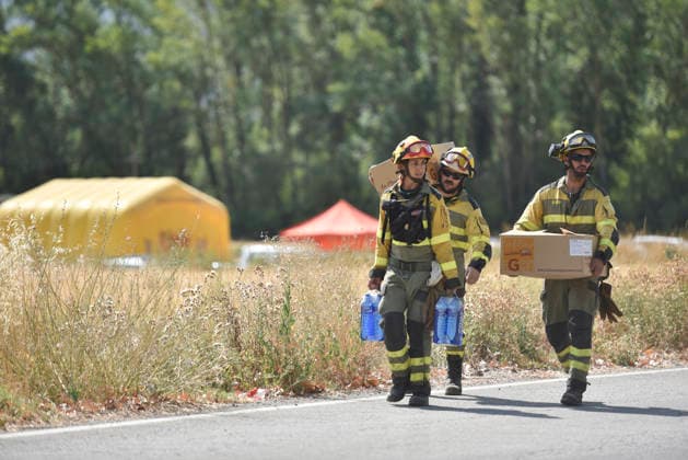 The wildfire in Las Penas de Riglos, Huesca, continues to spread, with 3,500 hectares burned and more than 500 people evacuated. Firefighters are working to extinguish the wildfire in Las Penas de Riglos, as of August 11, 2026, in Las Penas de Riglos, Hoya de Huesca, Huesca, Aragon, Spain. The wildfire that began on Monday, August 10, in the municipality of Las Penas de Riglos, Huesca, continues to spread on Tuesday, with some 3,500 hectares burned and a total of 156 people evacuated. This morning, the evacuation of Bailo, Alastuey, and Larués was ordered. AUGUST 11, 2026. Veró, Huesca, Aragon, Huesca, Aragon, Spain Copyright: xVeronicaxLacasax 7709878