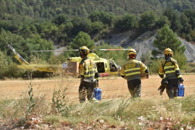 The wildfire in Las Penas de Riglos, Huesca, continues to spread, with 3,500 hectares burned and more than 500 people evacuated. Firefighters are working to extinguish the wildfire in Las Penas de Riglos, as of August 11, 2026, in Las Penas de Riglos, Hoya de Huesca, Huesca, Aragon, Spain. The wildfire that began on Monday, August 10, in the municipality of Las Penas de Riglos, Huesca, continues to spread on Tuesday, with some 3,500 hectares burned and a total of 156 people evacuated. This morning, the evacuation of Bailo, Alastuey, and Larués was ordered. AUGUST 11, 2026. Veró, Huesca, Aragon, Huesca, Aragon, Spain Copyright: xVeronicaxLacasax 7709880