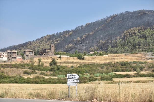 The wildfire in Las Penas de Riglos, Huesca, continues to spread, with 3,500 hectares burned and more than 500 people evacuated. View of the scorched areas left in the wake of the Las Penas de Riglos wildfire, on August 11, 2026, in Las Penas de Riglos, Hoya de Huesca, Huesca, Aragon, Spain. The wildfire that began on Monday, August 10, in the municipality of Las Penas de Riglos, Huesca, continues to spread on Tuesday, with some 3,500 hectares burned and a total of 156 people evacuated. This morning, the evacuation of Bailo, Alastuey, and Larués was ordered. AUGUST 11, 2026. Veró, Huesca, Aragon, Huesca, Aragon, Spain Copyright: xVeronicaxLacasax 7709884