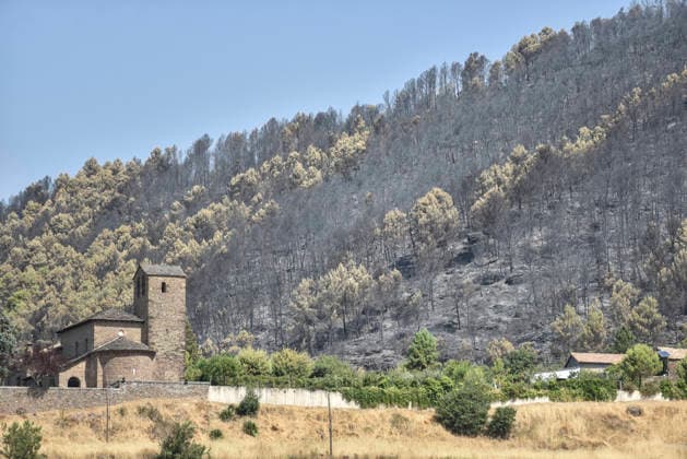 The wildfire in Las Penas de Riglos, Huesca, continues to spread, with 3,500 hectares burned and more than 500 people evacuated. View of the scorched areas left in the wake of the Las Penas de Riglos wildfire, on August 11, 2026, in Las Penas de Riglos, Hoya de Huesca, Huesca, Aragon, Spain. The wildfire that began on Monday, August 10, in the municipality of Las Penas de Riglos, Huesca, continues to spread on Tuesday, with some 3,500 hectares burned and a total of 156 people evacuated. This morning, the evacuation of Bailo, Alastuey, and Larués was ordered. AUGUST 11, 2026. Veró, Huesca, Aragon, Huesca, Aragon, Spain Copyright: xVeronicaxLacasax 7709885