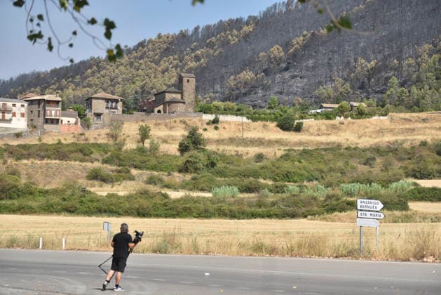 The wildfire in Las Penas de Riglos, Huesca, continues to spread, with 3,500 hectares burned and more than 500 people evacuated. View of the scorched areas left in the wake of the Las Penas de Riglos wildfire, on August 11, 2026, in Las Penas de Riglos, Hoya de Huesca, Huesca, Aragon, Spain. The wildfire that began on Monday, August 10, in the municipality of Las Penas de Riglos, Huesca, continues to spread on Tuesday, with some 3,500 hectares burned and a total of 156 people evacuated. This morning, the evacuation of Bailo, Alastuey, and Larués was ordered. AUGUST 11, 2026. Veró, Huesca, Aragon, Huesca, Aragon, Spain Copyright: xVeronicaxLacasax 7709887