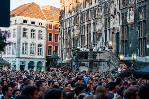 Germany, Aachen: Program for the World Equestrian Championships, World Championships, FEI, World Championships Special in the Old Town, concerts, Ferris wheel, market, Katschhof, CHIO, thousands gathered in front of the stage at the market, Sonos Cliq Copyright: xThiemoxRudolphx