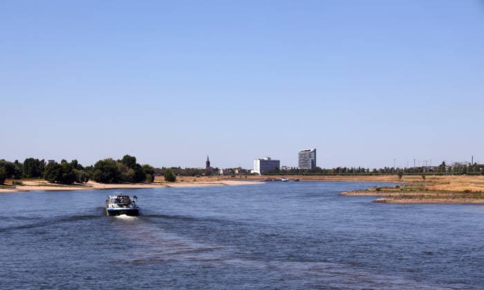 August 13, 2026, Germany, North Rhine-Westphalia, Weather, Heat, Rivers, Low Water Levels, Drought, Due to the heat, the water level of the Rhine in Düsseldorf has dropped significantly, which is becoming increasingly problematic for ships, Germany Copyright: xD.xKerlekin SnowfieldxPhotographyx SF130826RheinD2