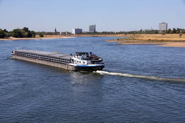 August 13, 2026, Germany, North Rhine-Westphalia, Weather, Heat, Rivers, Low Water Levels, Drought, Due to the heat, the water level of the Rhine in Düsseldorf has dropped significantly, which is becoming increasingly problematic for ships, Germany Copyright: xD.xKerlekin SnowfieldxPhotographyx SF130826RheinD5