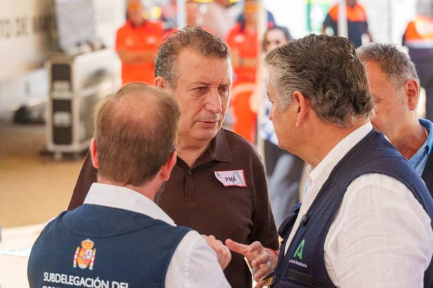 Antonio Sanz reports on the progress of the fire at the Niebla Emergency Management Center (PMA) The acting Government Delegate for Andalusia, Francisco Toscano (right), the First Vice President and Minister of the Presidency, Health and Emergencies, Antonio Sanz, and the president of the Seville Provincial Council, Javier Fernández, converse at the Advanced Command Post for the Niebla fire on August 14, 2026, in Niebla, Huelva, Andalusia, Spain. The First Vice President and Minister of the Presidency, Health, and Emergencies, Antonio Sanz, speaks to the media at the Forward Command Post for the fire in Niebla, Huelva. His appearance provides an update on the fire’s progress and the status of the emergency response deployed in the area. Au Copyright: xFranciscoxJ.xOlmox 7713935