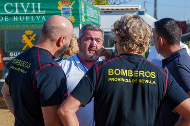 Antonio Sanz provides an update on the fire at the Niebla Emergency Operations Center. The mayor of Aznalcóllar, Juan José Fernández Garrido, speaks with firefighters at the Niebla fire Emergency Operations Center. August 14, 2026, in Niebla, Huelva, Andalusia, Spain The First Vice President and Regional Minister of the Presidency, Health, and Emergencies, Antonio Sanz, speaks to the media at the Forward Command Post for the fire in Niebla, Huelva. His briefing provides information on the fire’s progress and the status of the emergency response deployed in the area. August 14, 2026. Francisco J. Niebla, Huelva, Andalusia; Niebla, Huelva, Andalusia, Spain Copyright: xFranciscoxJ.xOlmox 7713939