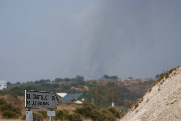 Aznalcóllar Watches with Fear as the Niebla Fire Spreads Images of the Niebla fire spreading in the municipality of Aznalcóllar August 14, 2026, in Aznalcóllar, Seville, Andalusia, Spain The Niebla fire in Huelva, which has been burning since August 6 and has affected more than 31,000 hectares, has entered the municipality of Aznalcóllar, Seville, via the Charcofrío area. This Friday, the situation worsened in the area; the fire crossed the road toward El Álamo and reached El Campillo and Madronalejo. August 14, 2026. Francisco J. Aznalcollar, Seville, Andalusia; Aznalcóllar, Seville, Andalusia, Spain Copyright: xFranciscoxJ.xOlmox 7714156