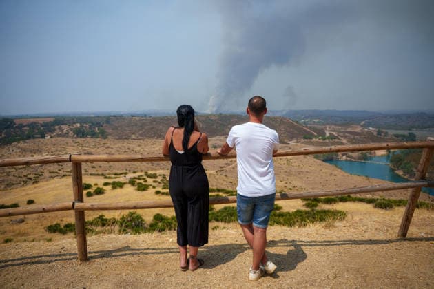 Aznalcóllar Watches with Fear as the Niebla Fire Spreads Images of the Niebla fire spreading in the municipality of Aznalcóllar August 14, 2026, in Aznalcóllar, Seville, Andalusia, Spain The Niebla fire in Huelva, which has been burning since August 6 and has affected more than 31,000 hectares, has entered the municipality of Aznalcóllar, Seville, via the Charcofrío area. This Friday, the situation worsened in the area; the fire crossed the road toward El Álamo and reached El Campillo and Madronalejo. August 14, 2026. Francisco J. Aznalcollar, Seville, Andalusia; Aznalcóllar, Seville, Andalusia, Spain Copyright: xFranciscoxJ.xOlmox 7714159