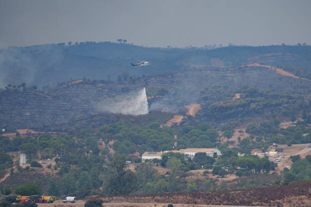 Aznalcóllar Watches with Fear as the Niebla Fire Spreads Images of the Niebla fire spreading in the municipality of Aznalcóllar August 14, 2026, in Aznalcóllar, Seville, Andalusia, Spain The Niebla fire in Huelva, which has been burning since August 6 and has affected more than 31,000 hectares, has entered the municipality of Aznalcóllar, Seville, via the Charcofrío area. This Friday, the situation worsened in the area; the fire crossed the road toward El Álamo and reached El Campillo and Madronalejo. August 14, 2026. Francisco J. Aznalcollar, Seville, Andalusia; Aznalcóllar, Seville, Andalusia, Spain Copyright: xFranciscoxJ.xOlmox 7714163