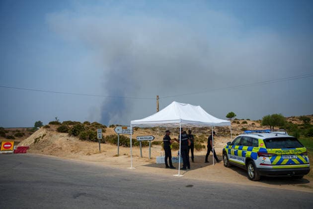 Aznalcóllar watches with fear as the Niebla fire spreads Roads cut off by the advancing Niebla fire in the municipality of Aznalcóllar August 14, 2026, in Aznalcóllar, Seville, Andalusia, Spain The Niebla, Huelva, wildfire—active since August 6 and having affected more than 31,000 hectares— has entered the municipality of Aznalcóllar, Seville, via the Charcofrío area. On Friday, the situation worsened in the area; the fire crossed the road toward El Álamo and reached El Campillo and Madronalejo. August 14, 2026. Francisco J. Aznalcollar, Seville, Andalusia; Aznalcóllar, Seville, Andalusia, Spain Copyright: xFranciscoxJ.xOlmox 7714171
