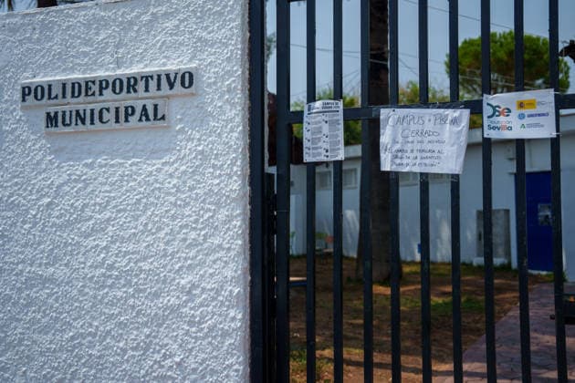 Aznalcóllar Watches with Fear as the Niebla Fire Spreads The municipal swimming pool in Aznalcóllar closes due to the spread of the Niebla fire within the municipality August 14, 2026, in Aznalcóllar, Seville, Andalusia, Spain The Niebla fire in Huelva, which has been burning since August 6 and has affected more than 31,000 hectares, has entered the municipality of Aznalcóllar, Seville, via the Charcofrío area. This Friday, the situation worsened in the area; the fire crossed the road toward El Álamo and reached El Campillo and Madronalejo. August 14, 2026. Francisco J. Aznalcollar, Seville, Andalusia; Aznalcóllar, Seville, Andalusia, Spain Copyright: xFranciscoxJ.xOlmox 7714176
