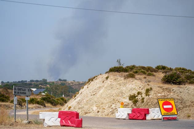 Aznalcóllar watches with fear as the Niebla fire spreads Roads cut off by the advancing Niebla fire in the municipality of Aznalcóllar August 14, 2026, in Aznalcóllar, Seville, Andalusia, Spain The Niebla, Huelva, wildfire—active since August 6 and having affected more than 31,000 hectares— has entered the municipality of Aznalcóllar, Seville, via the Charcofrío area. On Friday, the situation worsened in the area; the fire crossed the road toward El Álamo and reached El Campillo and Madronalejo. August 14, 2026. Francisco J. Aznalcollar, Seville, Andalusia; Aznalcóllar, Seville, Andalusia, Spain Copyright: xFranciscoxJ.xOlmox 7714169