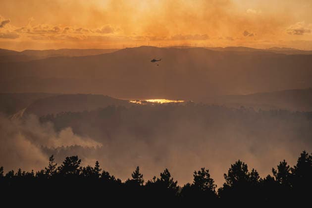 An active wildfire has burned 20 hectares in Lousame, A Coruna. A helicopter is assisting with firefighting efforts on August 14, 2026, in Lousame, A Coruna, Galicia, Spain. The Regional Ministry of Rural Affairs has reported an active wildfire that has already burned approximately 20 hectares in the municipality of Lousame, in A Coruna. Specifically, according to the regional government, the fire broke out around 5:30 p.m. in the parish of Lesende and, according to preliminary estimates, it has affected about 20 hectares. To extinguish the fire, two technicians, nine firefighters, 13 firefighting crews, eight motorized pumps, three backhoes, nine helicopters, and four airplanes—including resources from the BRIF in Laza. AUGUST 14, 2026 FI Copyright: xAgostimex 7714673