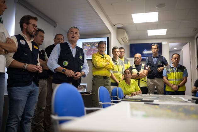 Antonio Sanz Provides an Update on the Huelva Wildfire at the PMA in Niebla. The First Vice President and Minister of the Presidency, Health, and Emergencies, Antonio Sanz, addresses the media. On August 15, 2026, in Niebla, Huelva, Andalusia, Spain. The First Vice President and Minister of the Presidency, Health, and Emergencies, Antonio Sanz, addresses the media at the Forward Command Post for the fire in Niebla, Huelva. His briefing provides information on the fire’s progress and the status of the emergency response deployed in the area. August 15, 2026, Huelva, Andalusia, Spain Huelva, Andalusia, Spain Spain Copyright: xClaraxCarrascox 7715255