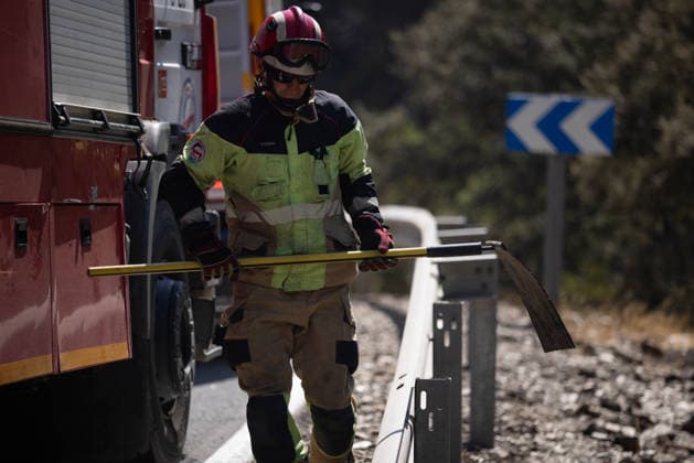 The Niebla Fire Leaves a Devastating Landscape in Berrocal, Huelva Firefighters are battling the Niebla fire in the municipality of Berrocal, Huelva August 15, 2026, in Berrocal, Huelva, Andalusia, Spain The Niebla, Huelva, fire—which has burned more than 38,000 hectares after raging for over a week— has hit the municipality of Berrocal hard, where the flames have ravaged more than 90% of its municipal area, leaving a desolate landscape of charcoal and ashes. August 15, 2026, Berrocal, Huelva, Andalusia, Sp Berrocal, Huelva, Andalusia, Sp Spain Copyright: xClaraxCarrascox 7715637