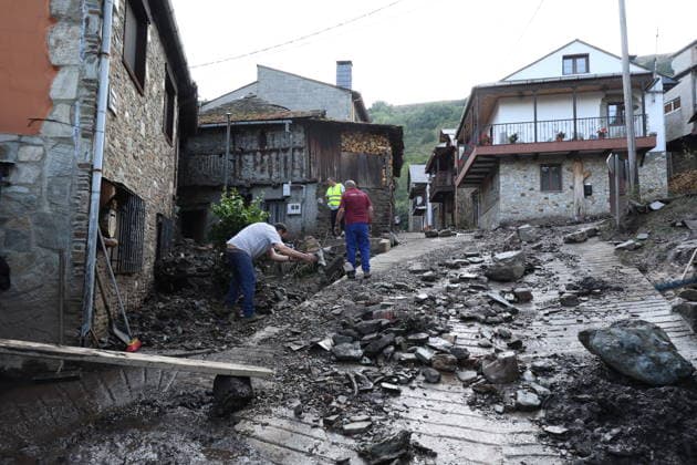 News Bilder des Tages Two women died and two minors sustained minor injuries in the flash flood in Manzaneda de Valdueza, León. Streets were covered in mud as a result of the flash flood that occurred on the afternoon of Saturday, August 15, as of August 16, 2026, in Manzaneda de Valdueza, Ponferrada, León, Castile and León, Spain. A flash flood triggered a landslide on the hillside, and the water and mud rushed down Calle de la Iglesia, flooding a wine cellar and causing the deaths of two women, aged approximately 60 and 80, and causing minor injuries to two minors. AUGUST 16, 2026 FLASH FLOOD LANDSLIDE Manzaneda de Valdueza, Ponferrada Manzaneda de Valdueza, Ponferrada, Spain Copyright: xFernandoxOterox 7716103