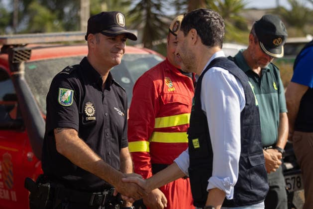 The President of the Regional Government Visits the Command Post for the Niebla Fire The President of the Regional Government of Andalusia, Juanma Moreno, greets members of the emergency response team during his visit to the command post for the Niebla fire August 16, 2026, in Niebla, Huelva, Andalusia, Spain The president of the Andalusian Regional Government, Juanma Moreno, is visiting the Niebla fire command post this Sunday to provide an update on the fire that broke out on August 6, 2026. August 16, 2026, Niebla, Huelva, Andalusia. Niebla, Huelva, Andalusia, Spain Copyright: xClaraxCarrascox 7716258