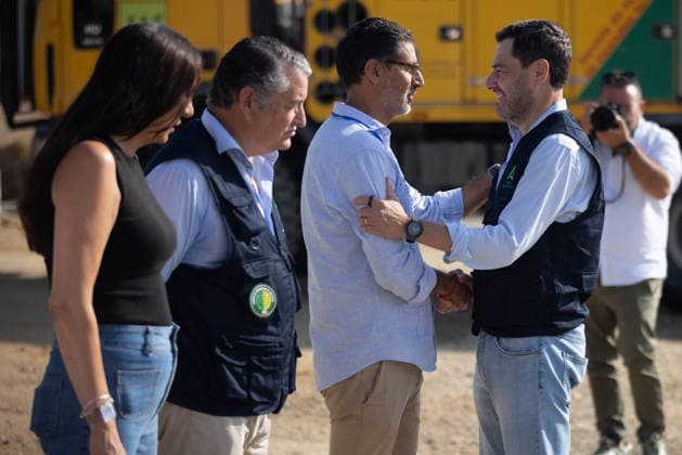 The President of the Regional Government Visits the Command Post for the Niebla Fire The President of the Regional Government of Andalusia, Juanma Moreno (left) greets the mayor of Niebla, Joaquín Molina Gallego (right), during his visit to the Niebla fire command post on August 16, 2026, in Niebla, Huelva, Andalusia, Spain The president of the Andalusian Regional Government, Juanma Moreno, is visiting the Niebla fire command post this Sunday to provide an update on the fire that broke out on August 6, 2026. August 16, 2026, Niebla, Huelva, Andalusia. Niebla, Huelva, Andalusia, Spain Copyright: xClaraxCarrascox 7716268