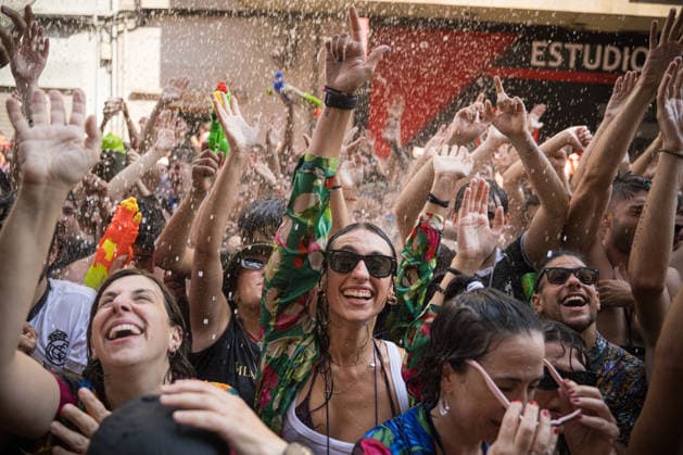 News Bilder des Tages Water Festival in Vilagarcía de Arousa, Pontevedra: Dozens of people gathered during the Water Festival on August 16, 2026, in Vilagarcía de Arousa, Pontevedra, Galicia, Spain. This festival is part of the patron saint festivities of San Roque. The day begins with the procession of the statue of San Roque from the church to its chapel, where the opening proclamation is read; the person in charge of delivering it is kept secret until the last moment. Then the Water Festival procession sets off toward the center of Vilagarcía, and along the way, participants ask residents on their balconies for water, to which the residents respond by dousing them with water from hoses and buckets. AUGUST 16, 2026 SUMMER FESTIVAL Elena Ferná Arousa, Ponteved Copyright: xElenaxFernandezx 7716498