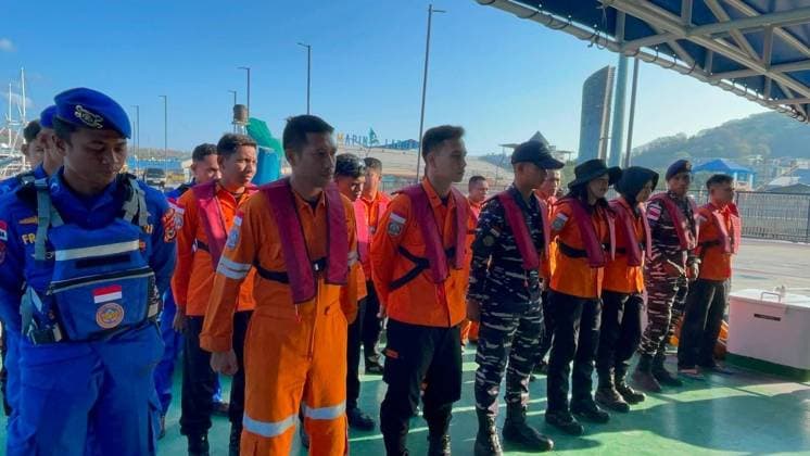 August 17, 2026, Flores, Indonesia: WURING, FLORES, EAST NUSA TENGGARA, INDONESIA †AUGUST 16, 2026: National Search and Rescue Agency (BASARNAS) rescue team members prepare to depart from Wuring Port for Reo (Labuan Reo) to support search, rescue and evacuation operations following an earthquake in Flores, East Nusa Tenggara, Indonesia. Handout Flores Indonesia - ZUMAq101 20260817_zna_q101_017 Copyright: xEditorx