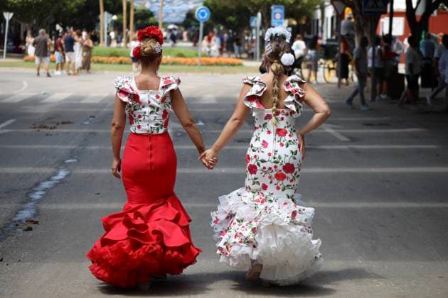 News Bilder des Tages Scenes from the Málaga Fair: Several women dressed in flamenco outfits stroll through the Málaga Fair on August 19, 2026, in Málaga, Andalusia, Spain As they do every year, locals and visitors enjoy the Málaga Fair at the fairgrounds August 19, 2026, in Málaga, Andalusia, Málaga, Andalusia, Spain Copyright: xÃ?lexxZeax 7721029