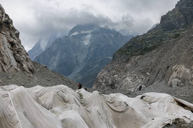 News Bilder des Tages GEOTEXTILE TARPAULINS TO PROTECT THE MER DE GLACE CAVE PHOTOPQR LE DAUPHINE Grégory YETCHMENIZA Chamonix Mont Blanc August 20, 2026 Chamonix, Haute-Savoie, August 20: The Mer de Glace, France’s largest glacier, is threatened with disappearance due to climate change and heat waves. In 20 years, it has retreated by more than one kilometer, and since 2022 it has lost 55 meters in thickness. The Mer de Glace cave, which is celebrating its 80th anniversary this year, is hanging by a thread. To slow its melting, geotextile tarps are being installed over it. Grégory Yetchmeniza, Le Dauphiné Libéré, Chamonix-Mont-Blanc, France, Aug. 20, 2026. The Mer de Glace, France’s largest glacier, is at risk of disappearing due to climate change and heat wave Copyright: xPHOTOPQR LExDAUPHINE MAXPPPxGrégoryxYETCHMENIZAx 20260820JDL9457 20260820JDL9457