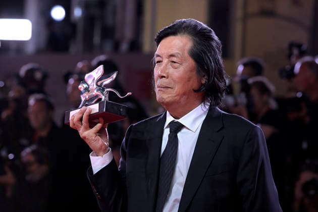 Closing Ceremony of the Venice International Film Festival Director Lee Chang-dong poses with the Silver Lion Grand Jury Prize for *Possible Love* after the closing gala of the Venice International Film Festival on September 11, 2026, in Venice, Italy. The festival, the oldest in the world, celebrated its 83rd edition this year. The international jury, chaired by Maggie Gyllenhaal, presented the Golden Lion for Best Film and the other official awards: the Grand Jury Prize, the Silver Lion for Best Director, Volpi Cups for Best Actress and Best Actor, Best Screenplay Award, Special Jury Prize, and the Marcello Mastroianni Award for Best Young Actor or Actress. SEPTEMBER 12, 2026 VENICE FILM FESTIVAL FILM AWARDS ACTORS ACTRESSES DIRECTOR Ven Copyright: xRoccoxSpazianix 7770127