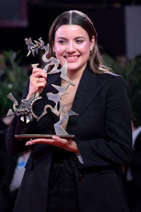 Closing Ceremony of the Venice International Film Festival Actress Malou Khebizi poses with the Marcello Mastroianni Award for Best Emerging Performer for *A Place to Heal*, following the closing gala of the Venice International Film Festival on September 11, 2026, in Venice, Italy. The festival, the oldest in the world, celebrated its 83rd edition this year. The international jury, chaired by Maggie Gyllenhaal, presented the Golden Lion for Best Film and the other official awards: the Grand Jury Prize, the Silver Lion for Best Director, Volpi Cups for Best Actress and Best Actor, Best Screenplay Award, Special Jury Prize, and the Marcello Mastroianni Award for Young Performers. SEPTEMBER 12, 2026 VENICE FILM FESTIVAL FILM AWARDS ACTORS AC Copyright: xRoccoxSpazianix 7770185