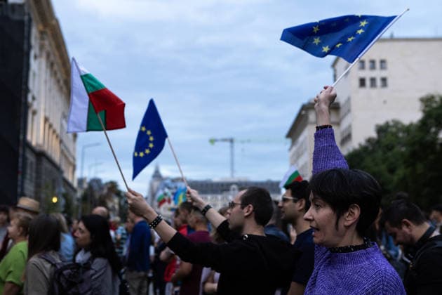 Anti-government demonstration held in Sofia SOFIA, BULGARIA - SEPTEMBER 15: People holding Bulgarian and European Union flags attend a protest held against the government of Prime Minister Rumen Radev in front of the Council of Ministers in Sofia, Bulgaria, on September 15, 2026. Organizers call for the government s resignation, citing concerns over the budget deficit, rising public debt, corruption, youth violence, organized crime, and Bulgaria s relations with Russia and the European Union. Hristo Vladev Anadolu Sofia Bulgaria. Editorial use only. Please get in touch for any other usage. Copyright: x2026xAnadoluxHristoxVladevx