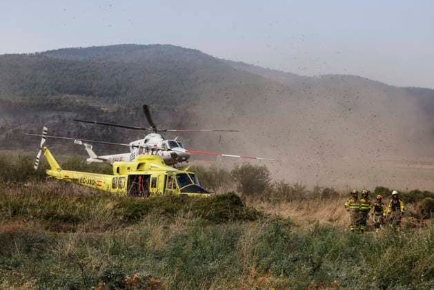 The Tuéjar fire has burned 880 hectares, and efforts are focused on preventing it from crossing the reservoir ahead of the storm. A helicopter is assisting in the efforts to extinguish the wildfire, on September 16, 2026, in Tuéjar, Valencia, Valencian Community, Spain. The fire, which broke out on the afternoon of Tuesday, September 15, in the Valencian town of Tuéjar, has evolved favorably overnight, but it remains active, and efforts are now focused on preventing it from spreading west of the reservoir as authorities monitor the storm expected this afternoon and the changing wind conditions, which may be erratic with gusts ranging from 50 to 80 kilometers per hour SEPTEMBER 16, 2026 Tuéjar, Valencia, Valencian Community Tuéjar, Valencia Copyright: xRoberxSolsonax 7778872
