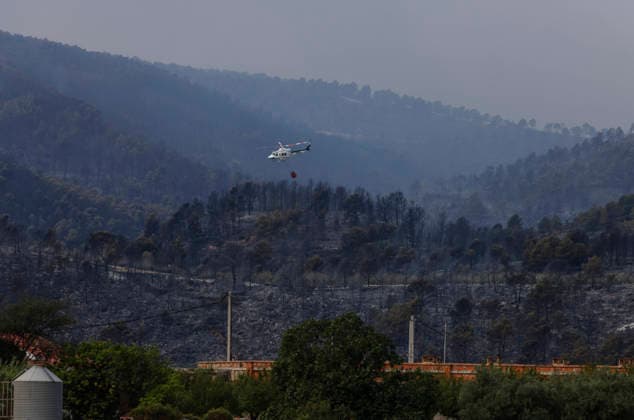 The Tuéjar fire has burned 880 hectares, and efforts are focused on preventing it from crossing the reservoir ahead of the storm. A helicopter is assisting in the efforts to extinguish the wildfire, on September 16, 2026, in Tuéjar, Valencia, Valencian Community, Spain. The fire, which broke out on the afternoon of Tuesday, September 15, in the Valencian town of Tuéjar, has evolved favorably overnight, but it remains active, and efforts are now focused on preventing it from spreading west of the reservoir, with authorities monitoring the storm expected this afternoon and the wind conditions, which may be erratic with gusts ranging from 50 to 80 kilometers per hour SEPTEMBER 16, 2026 Tuéjar, Valencia, Valencian Community Tuéjar, Valencia, V Copyright: xRoberxSolsonax 7778873