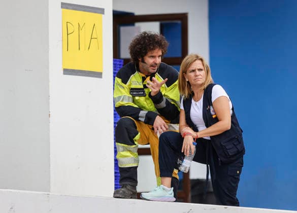 The Tuéjar fire has burned 880 hectares, and efforts are focused on preventing it from crossing the reservoir ahead of the storm. The Government Delegate for the Valencian Community, Pilar Bernabé, is working at the Advanced Command Post (PMA) for the fire, on September 16, 2026, in Tuéjar, Valencia, Valencian Community, Spain. The fire, which broke out on the afternoon of Tuesday, September 15, in the Valencian town of Tuéjar, has evolved favorably overnight, but it remains active, and efforts are now focused on preventing it from spreading west of the reservoir, as authorities monitor the storm expected this afternoon and the wind conditions, which may be erratic with gusts ranging from 50 to 80 kilometers per hour. SEPTEMBER 16, 2026 Tu Copyright: xRoberxSolsonax 7778881