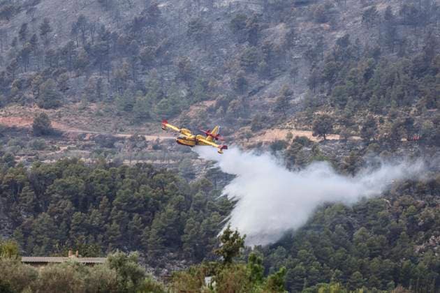 The Tuéjar fire has burned 880 hectares, and efforts are focused on preventing it from crossing the reservoir ahead of the storm. An airplane is assisting in the efforts to extinguish the wildfire, on September 16, 2026, in Tuéjar, Valencia, Valencian Community, Spain. The fire, which broke out on the afternoon of Tuesday, September 15, in the Valencian town of Tuéjar, has evolved favorably overnight, but it remains active, and efforts are now focused on preventing it from spreading west of the reservoir, with authorities monitoring the storm expected this afternoon and wind conditions, which may be erratic with gusts ranging from 50 to 80 kilometers per hour. SEPTEMBER 16, 2026 Tuéjar, Valencia, Valencian Community Tuéjar, Valencia, Valen Copyright: xRoberxSolsonax 7778866