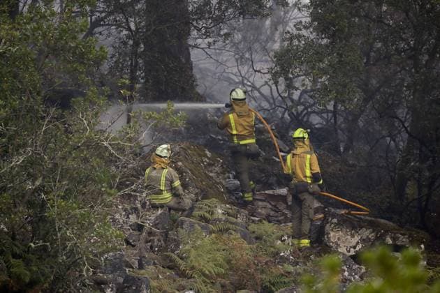 The out-of-control wildfire in Quiroga has burned 250 hectares. Several forest firefighters are working to extinguish a wildfire on September 16, 2026, in Quiroga, Lugo, Galicia, Spain. The fire, which has already destroyed 250 hectares, broke out at 3:30 p.m. on Tuesday, September 15, on the Quiroga mountain, in the parish of Pacios da Serra, and spread rapidly due to wind conditions throughout the day. SEPTEMBER 16, 2026 FIRE FOREST FIRE FOREST FIREFIGHTERS BRIGADE MEMBERS HELICOPTER Quiroga, Lugo, Galicia Quiroga, Lugo, Galicia, Spain Copyright: xCarlosxCastrox 7779943