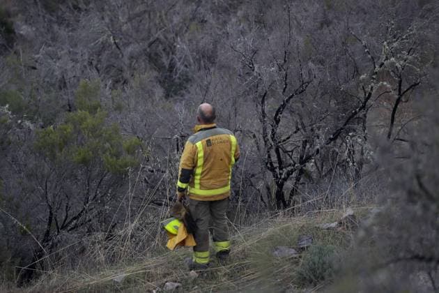 The out-of-control wildfire in Quiroga has burned 250 hectares. Several forest firefighters are working to extinguish a wildfire on September 16, 2026, in Quiroga, Lugo, Galicia, Spain. The fire, which has already destroyed 250 hectares, broke out at 3:30 p.m. on Tuesday, September 15, on the Quiroga mountain, in the parish of Pacios da Serra, and spread rapidly due to wind conditions throughout the day. SEPTEMBER 16, 2026 FIRE FOREST FIRE FOREST FIREFIGHTERS BRIGADE MEMBERS HELICOPTER Quiroga, Lugo, Galicia Quiroga, Lugo, Galicia, Spain Copyright: xCarlosxCastrox 7779944